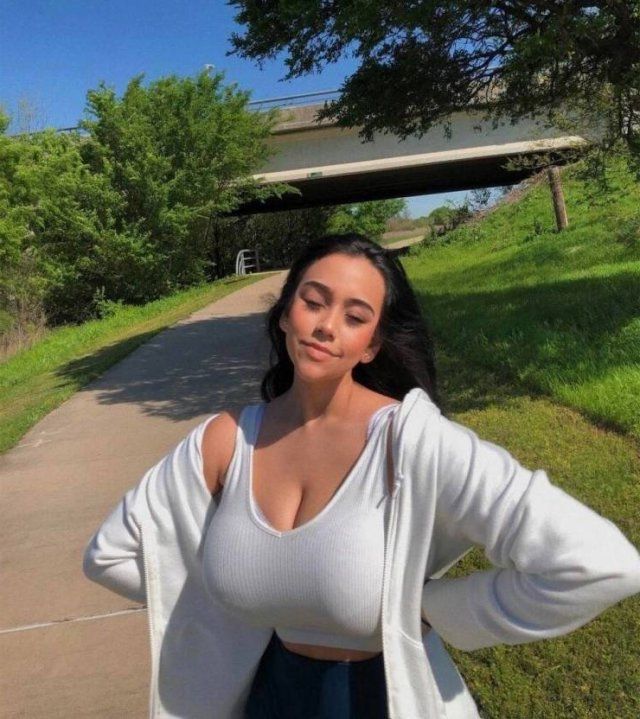 Девушки в белых маечках 21 фото