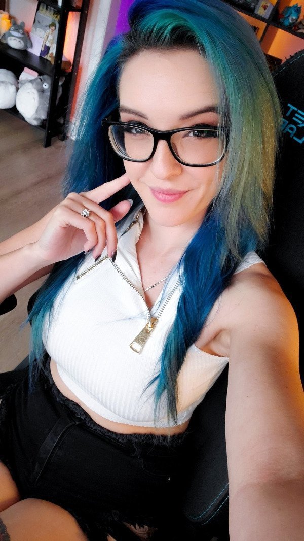 Девушки с цветными волосами 20 фото