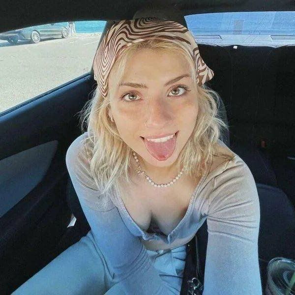 Девушки показывают язык